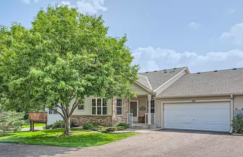 157 Wedgewood Dr, Mahtomedi, MN 55115