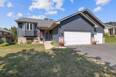 704 Ivanhoe Dr, Watertown, MN 55388
