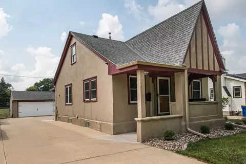 1022 S Elm Ave, Owatonna, MN 55060