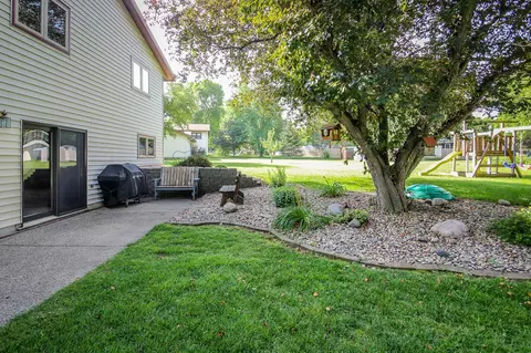 1404 11th St SE, Willmar, MN 56201 photo 2