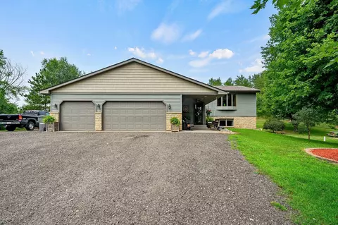 704 Old Hopkins Pl, Hudson, WI 54016