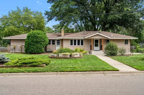2180 Dellwood Ave, Roseville, MN 55113