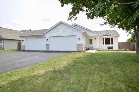 567 Pioneer Trl SE, Cambridge, MN 55008