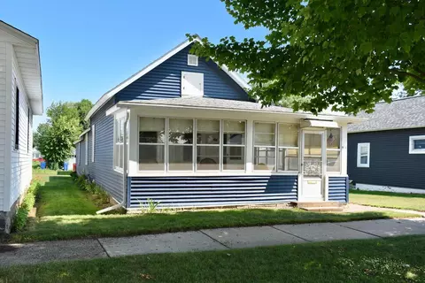 916 E 7th St, Winona, MN 55987