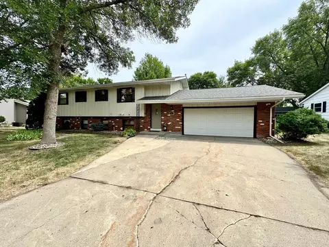 207 Carrow St, Marshall, MN 56258 photo 2