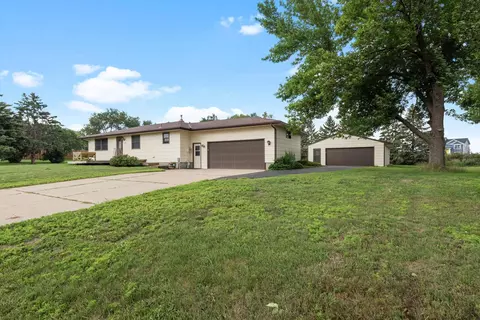 1446 Sharon Pkwy, Shakopee, MN 55379