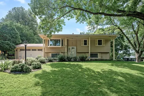 901 Aspen Dr, Burnsville, MN 55337