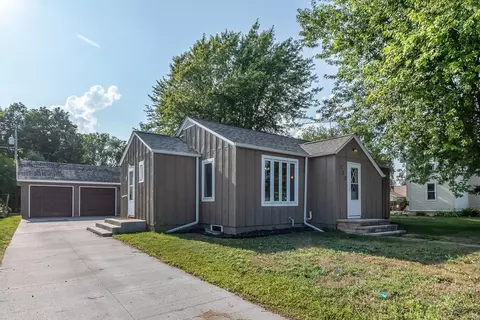250 S Cordova Ave, Le Center, MN 56057