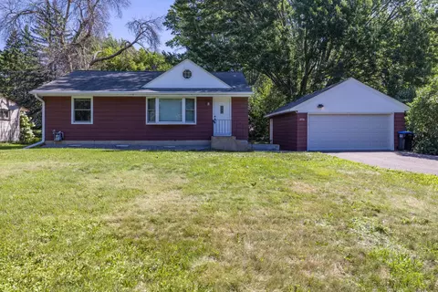 2736 Aglen St, Roseville, MN 55113