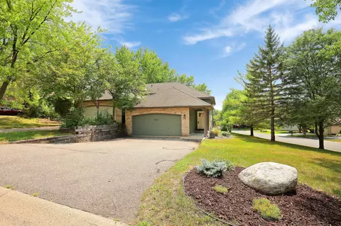 7235 Stewart Dr, Eden Prairie, MN 55346