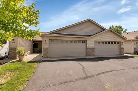 1076 Manor Ct, Saint Cloud, MN 56303