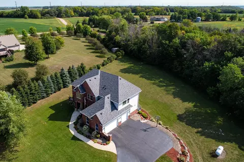28245 Grandview Dr, Belle Plaine, MN 56011