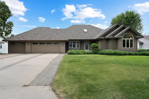 1239 Robinhood Ln SE, Owatonna, MN 55060