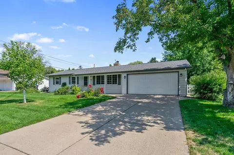 2473 Stanbridge Ave, Roseville, MN 55113