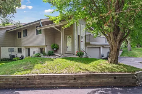 9507 Hartford Cir, Eden Prairie, MN 55347