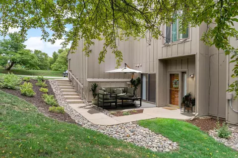 9040 Neill Lake Rd, Eden Prairie, MN 55347