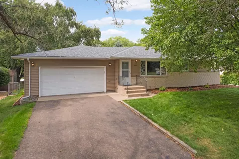 2109 Hand Ave, Roseville, MN 55113