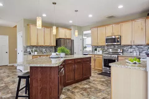 8097 Spring Lake Dr, Shakopee, MN 55379