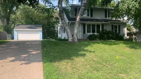1711 Rose Pl, Roseville, MN 55113
