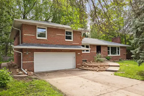 1686 Skillman Ave W, Roseville, MN 55113