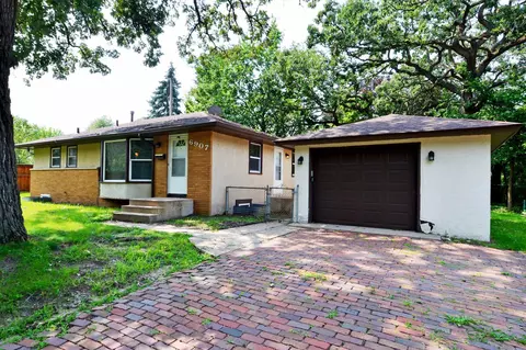 6907 W Palmer Lake Dr, Brooklyn Center, MN 55429