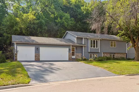 1905 Eagle Bluff Dr, Burnsville, MN 55337