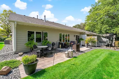 809 Southcross Dr E, Burnsville, MN 55306