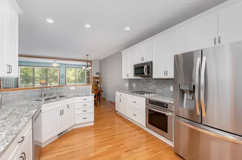6940 Newbury Rd, Woodbury, MN 55125