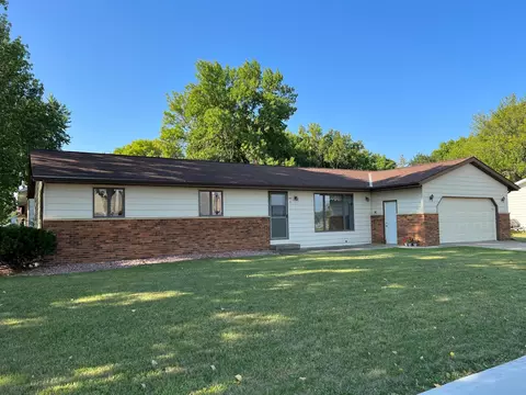 602 E Southview Dr, Marshall, MN 56258