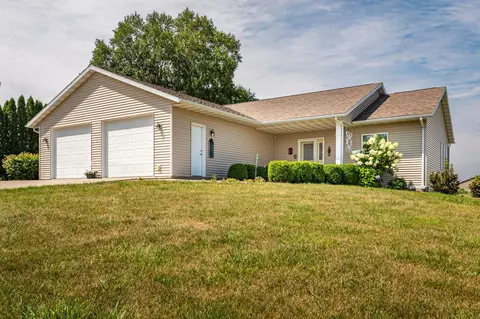 99 Sunset Dr, Caledonia, MN 55921