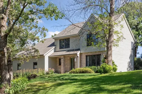 520 Knollwood Dr, Hudson, WI 54016