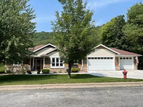73 Mcintosh Rd E, La Crescent, MN 55947