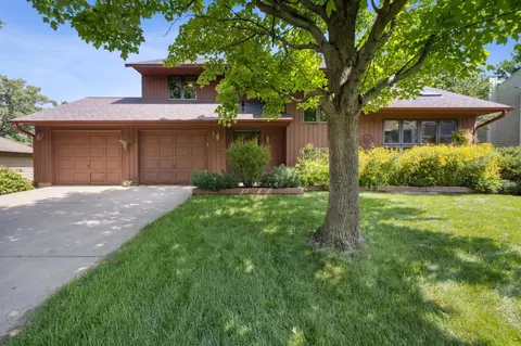 85 Bridgewater Dr, Vadnais Heights, MN 55127