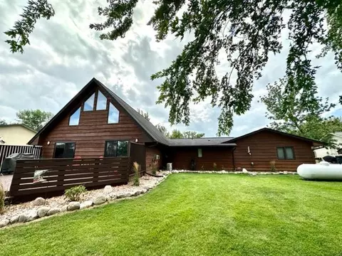 37454 Dogwood Dr, Warroad, MN 56763