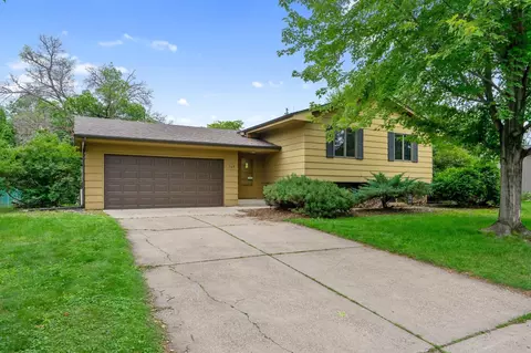 569 Woodhill Dr, Roseville, MN 55113