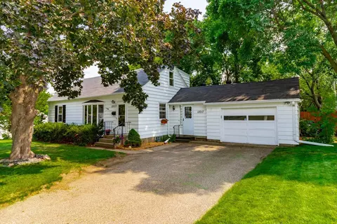 12017 Brenlyn Ln, Minnetonka, MN 55343