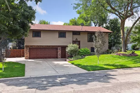 26 Crestview Bay, Faribault, MN 55021