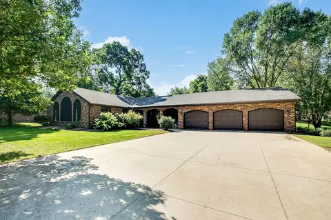 151 S Shannon Dr, Shakopee, MN 55379
