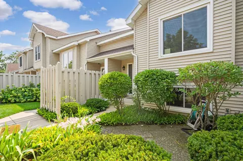 10279 Arrowwood Dr, Eden Prairie, MN 55347