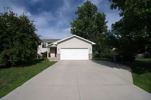 414 11th Ave NW, Isanti, MN 55040