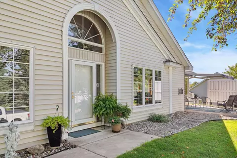 6422 Brook Ln, Savage, MN 55378