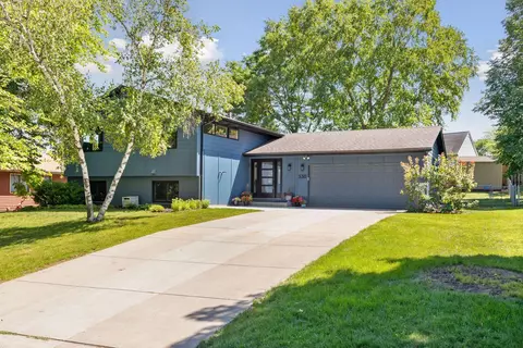 330 Millwood St, Roseville, MN 55113