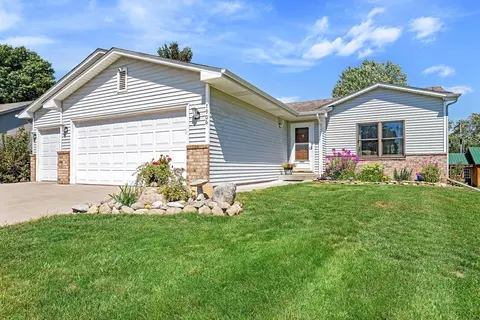 7906 29th St N, Oakdale, MN 55128