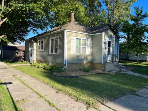 323 2nd St NW, Renville, MN 56284