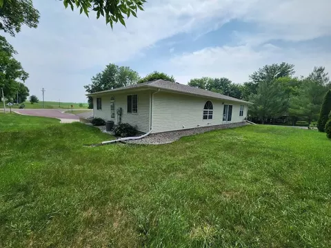629 Plum Ave, Windom, MN 56101 photo 4