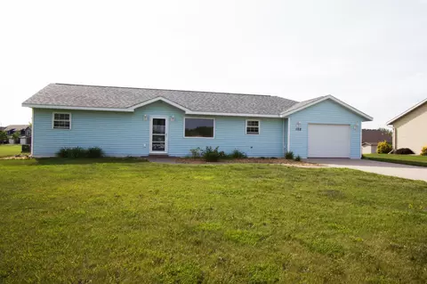 102 Woodland Ct, Thief River Falls, MN 56701