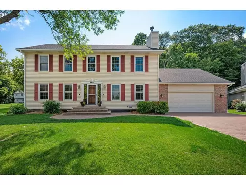 8401 Vagabond Ct N, Maple Grove, MN 55311
