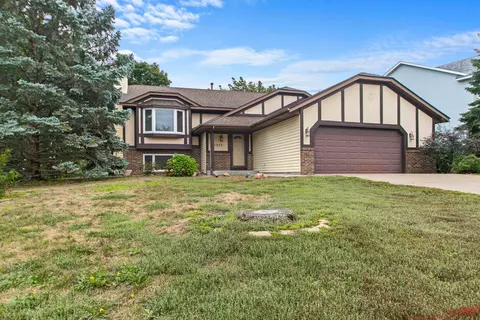 1377 Carriage Rd, Woodbury, MN 55125