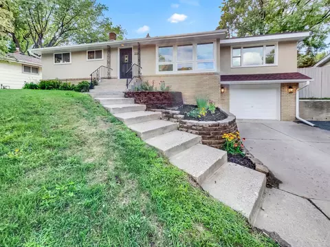 2221 Craig Pl, Maplewood, MN 55109