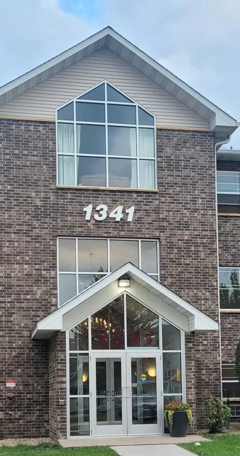 1341 Lake Dr W #B311, Chanhassen, MN 55317
